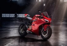 Kolmas kerta toden sanoi: Ride 3 tarjoaa parannusta edeltäjistään Kolmas kerta toden sanoi: Ride 3 tarjoaa parannusta edeltäjistään Ride 3 on samannimisen pelisarjan kolmas versio, jossa kilpaillaan vauhdikkaasti kaksipyöräisillä moottoriajoneuvoilla. Italialaisen Milestonen käsialaa oleva Ride 3 on ottanut hienoja kehitysaskeleita edeltäjistään. Vaikka pelin idea on edelleen sama, on kolmas versio ottanut hienoja kehitysaskeleita pelin kakkoversiosta. Ride 3 –pelin tärkein yksittäinen edistysaskel on moottoripyörien tuunaaminen, jota voi harjoittaa maalipintoja vaihtamalla. Pelaajille tarjotaan siis mahdollisuus suunnitella omia kuosejaan ja idea mukailee Gran Turismon ja Forzan kaltaisia pelejä. Uudistuksia voi nähdä kolmososassa myös parannetuilla grafiikoilla, joka on Unreal-pelimoottorin ansiosta. Myös äänellistä maailmaa on kehitetty ja prätkät päräyttelevät ilmaan yhä komeampia ääniä. Ajoavuista on tehty aiempia laajempia ja nykyään esimerkiksi keulimisapua voi porrastaa. Yksityiskohtia reaalimaailmasta on otettu droneilla, joilla on skannattu oikean maailman kilparatoja. Tekoälyä on osattu hyödyntää mallikkaasti ja pelin fysiikka on koodattu alusta alkaen uusiksi. Ride 3 tuo siis mukavaa vaihtelua autoilupelaamisesta kiinnostuneelle. Jos pelaajaa kiinnostaa erilaiset nettipelit, kannattaa niihin tutustua erilaisilta kasinosivustoilta. Realismilla on hintansa Ride 3 –pelin selkeä tavoite on tarjota mahdollisimman realistista tunnetta ajoradoilta, mutta kunnianhimoinen tavoite tuo mukanaan valitettavasti mutkia matkaan. Peliin kiinni pääsemin on alussa hieman hankalaa, mikä voi jopa turhauttaa aloittelevaa pelaajaa. Ajoavujen ansiosta pelaaminen pysyy kuitenkin mielekkäänä, vaikkei niitä tahtoisi aina käyttää. Ajaminen on helpottunut hieman, mutta parantamisen varaa olisi silti. Ohjaimella pelaaminen tuo omat haasteensa ja ajoavut on pidettävä huipussaan pelin aloittaessa. Ajoapuja on hyvä poistaa osa kerrallaan, sillä hallinta vie paljon totuteltavaa. Prätkän käänteleminen ei suju yhtä vikkelästi kuin GTA:ssa ja jarruissakin on pientä viivettä. Ajotuntumaan alkaa kuitenkin tottua harjoituksen kautta ja parin päivän harjoittelun jälkeen homma alkaa vihdoin sujua. Ride 3 muuttuu sen jälkeen ihan mukavaksi, mutta pelaajan kannattaa muistaa, että alku saattaa olla kankeaa ja se vaatii kärsivällisyyttä. Yritys hyvä kymmenen Parannusta on kuitenkin yritetty tosissaan tehdä ja vaikutteita on varmasti yritetty hakea esimerkiksi Forzan kaltaisista ajopeleistä. Uudistus on havaittavissa jo alkuvalikoista ja latauskuvista. Pelihahmoja voi Ride 3:ssa tuunata ja niille voi valita nimi, kasvot, vaatteet ja kansallisuus. Pelin vaatekaappi näyttää olevan suhteellisen laaja ja kuteita voi valita muun muassa arkisempaan ympäristöön ja eri prätkälajeihin sopivaksi. Tämä ominaisuus on kuitenkin pelkkää pintaa, koska vaatteista ei ole hyötyä itse ajossa. Näin ollen pelaajan kannattaa keskittyä enemmän prätkien muokkaamiseen tai uusien hankkimiseen. Ride 3:ssa kannattaa siis keskittyä moottoripyörien muokkaamiseen ja niitä onkin tarjolla pelissä mukava määrä. Yhteensä niitä on 230 kappaletta ja niitä löytyy seitsemässä eri kategoriassa. Mukaan on mahtunut sekä klassisempia malleja että uusimpia Ninjoja. Valikoima on siis loistava. Kaikkea voi tuunailla ja kustomoida, osat ovat vaihtokelpoisia ja pinnalle voi valita lempivärinsä. Koko prosessi on toteutettu hienosti selkeästi ja sitä on helppo seurata. Suomen Imatra maailmankartalle Suomalaisille mukava uutinen on, että Ride 3:sen laajentunut ratavalikoima yllättää toden teolla: yksi kaupunkirata sijoittuu Suomen Imatraan! Rata ei kauneudella komeile, mutta paikalliset tunnistavat taatusti oman kotikontunsa rakennuksia ja tienpätkiä. Tämä on hauska yksityiskohta erityisesti suomalaisille pelaajille ja mielenkiintoista olisi kuulla, miksi nimenomaan Imatra on päätynyt tähän valikoimaan. Muutoin Ride 3:sen ratavalikoima on melko lailla aikaisempien versioidensa kaltainen ja siinä on sekoitus oikeita moottoriratoja ja kuvitteellisia. Se sisältää myös kuvitteellisia maantienpätkiä, joissa on käytetty mielikuvitusta oikeiden paikkojen innoittamana, kun valikoimasta löytyy esimerkiksi Teneriffa ja Kalifornian rannikko.